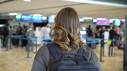 出发前旅客妇女站在机场视频的预览图