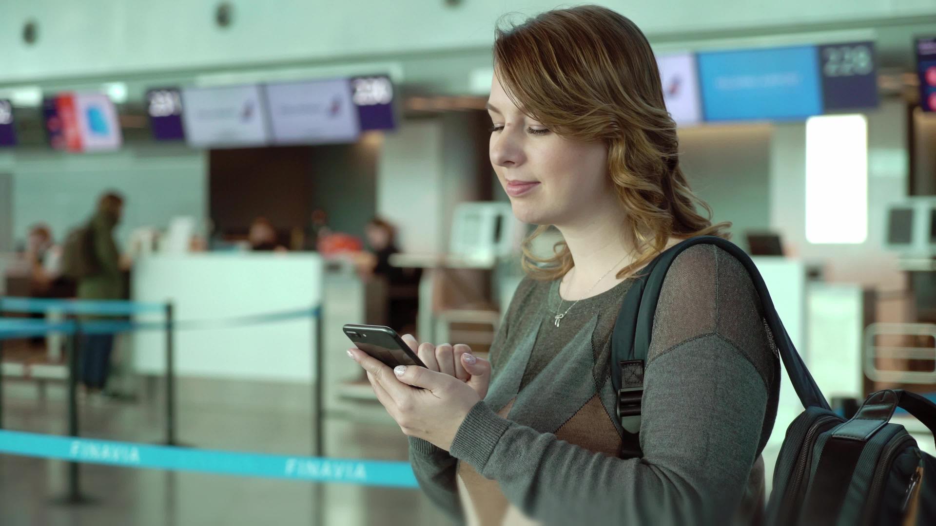 出发前旅客女子站在机场背着背包的女孩在机场视频的预览图