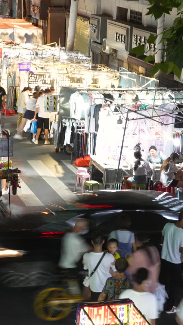 城市街头购物购物的人群和道路路口川流不息的交通材料视频的预览图