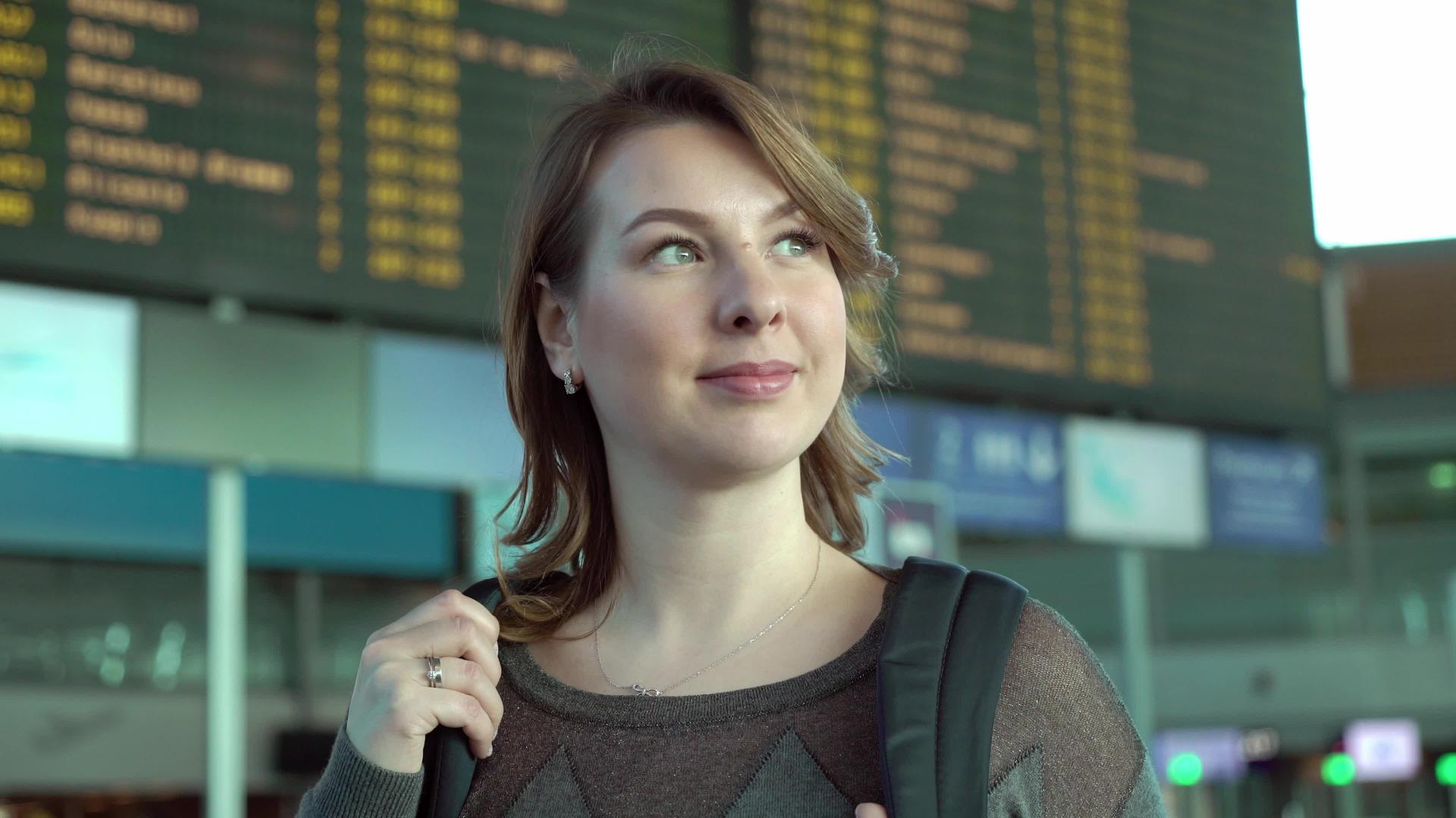 女性在机场信息栏查看女性数量视频的预览图