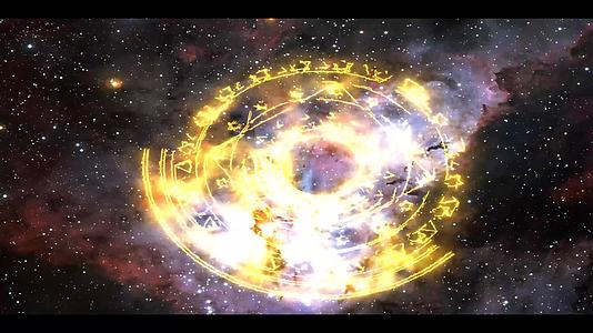 银星的黄色能量出现在太空星云的背景下缓慢旋转视频的预览图