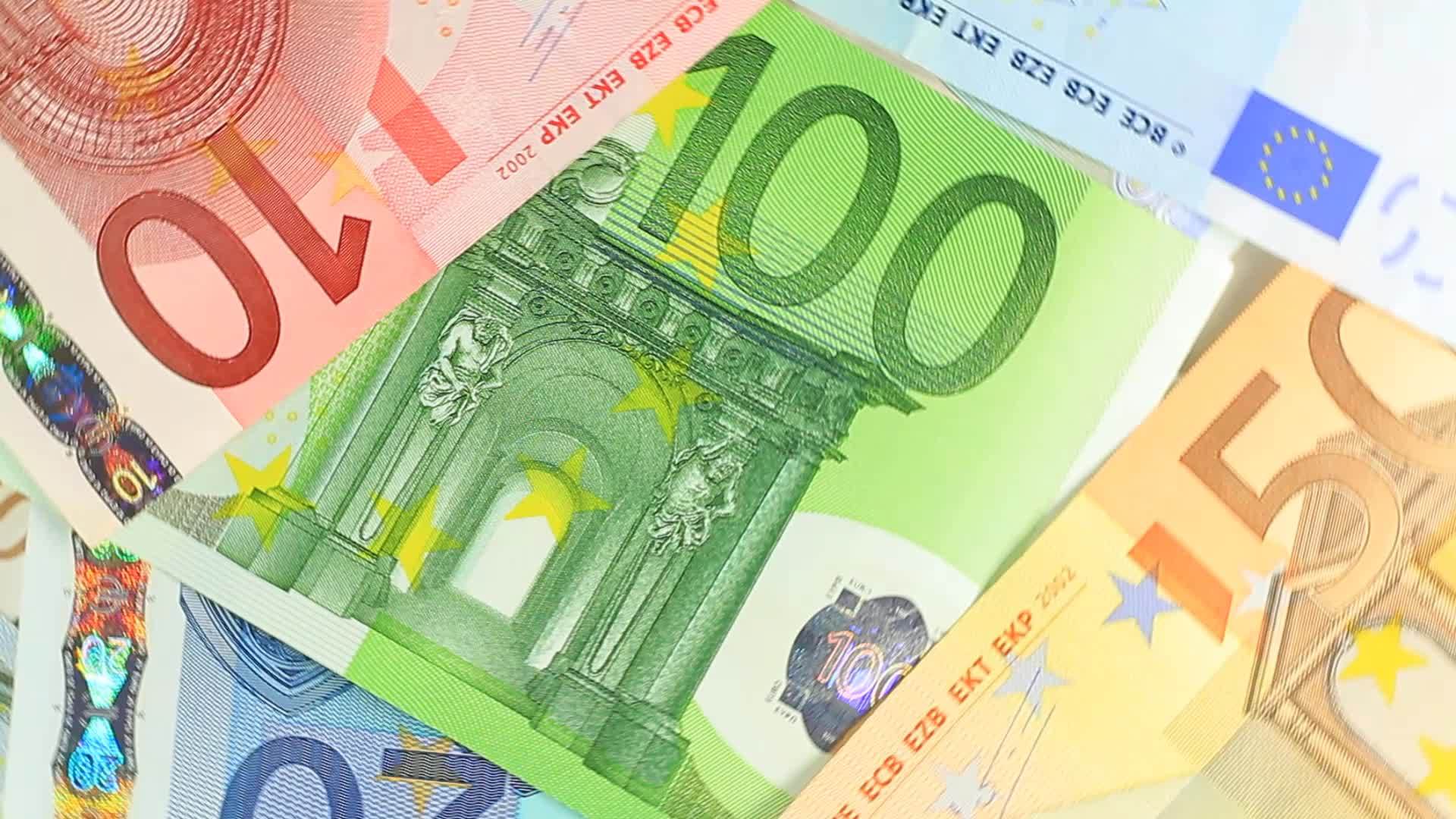 关闭顺时针旋转的欧元纸币Money非常适合任何金融视频的预览图