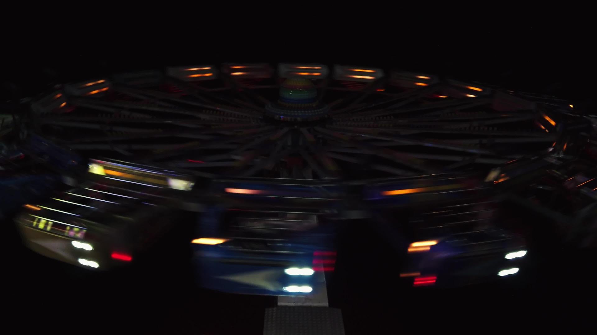 肾上肾素公平公园夜间快速旋转旋转木轮娱乐视频的预览图