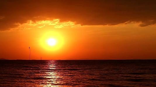 海中的日落和月光旗随风摇动视频的预览图
