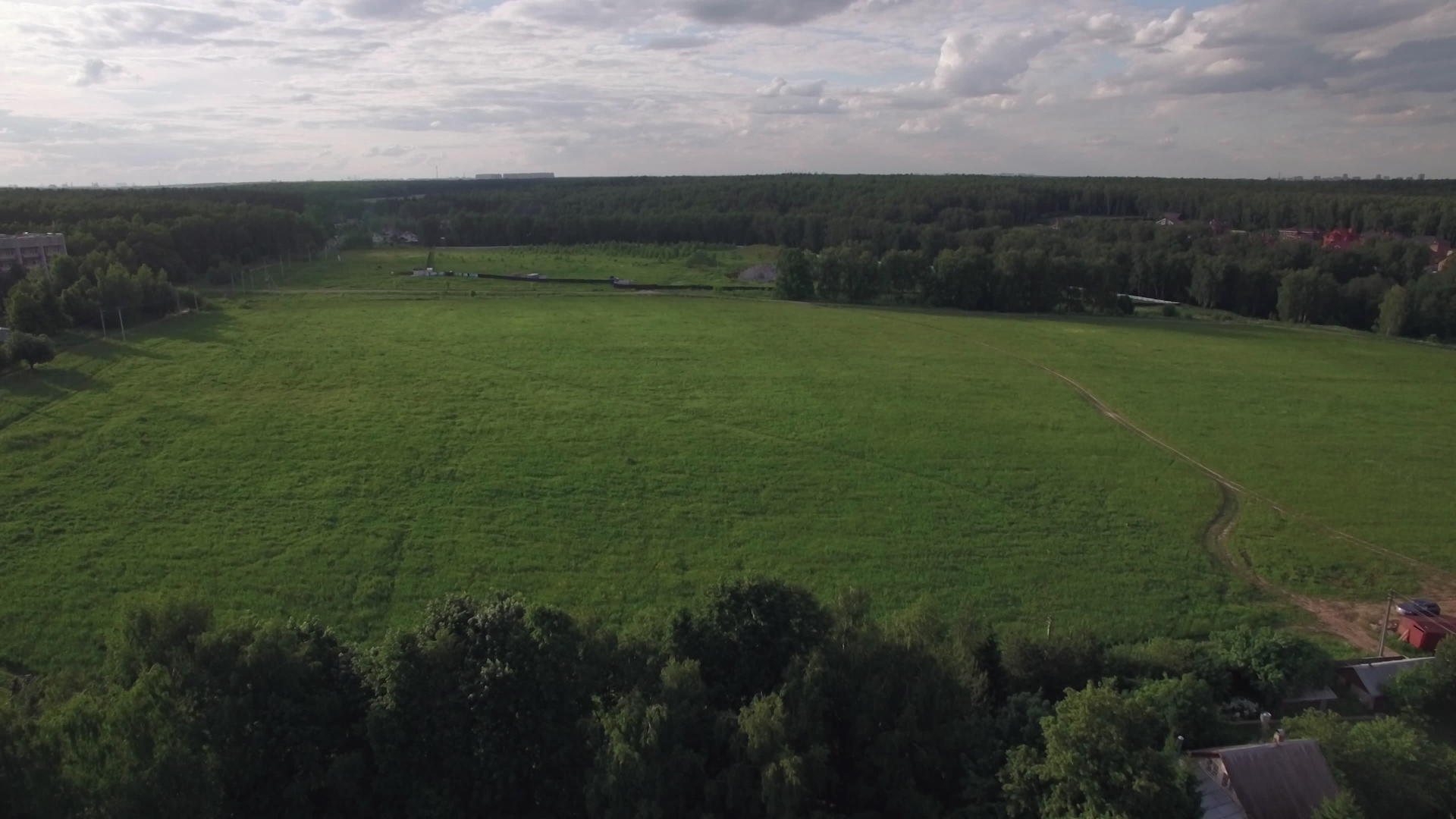 飞越绿地和俄罗斯村庄视频的预览图