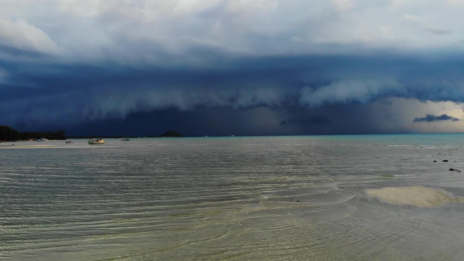在苏梅岛附近的雨季厚厚的云层漂浮在海面上视频的预览图
