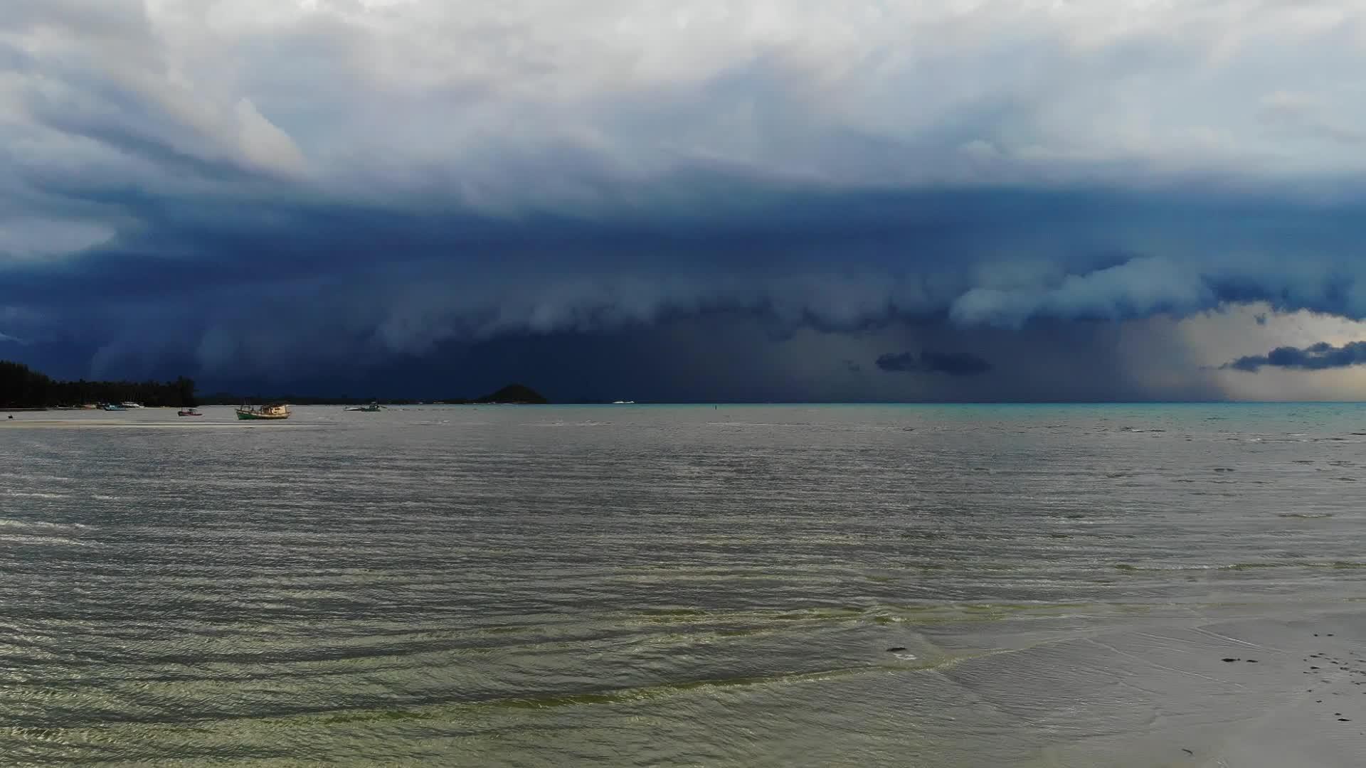 在苏梅岛附近的雨季厚厚的云层漂浮在海面上视频的预览图