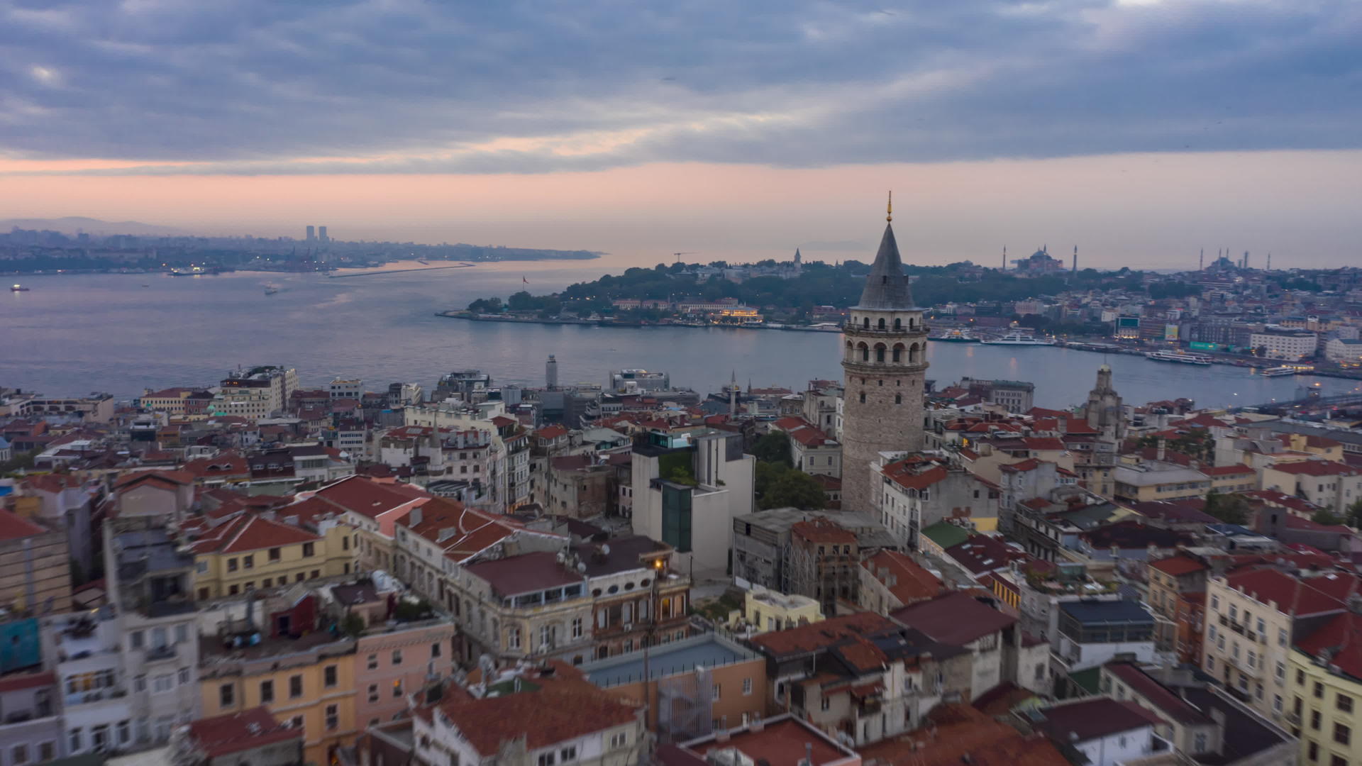 加拉塔塔塔位于伊斯坦布尔的中心日出时有双磷和硫磺视频的预览图