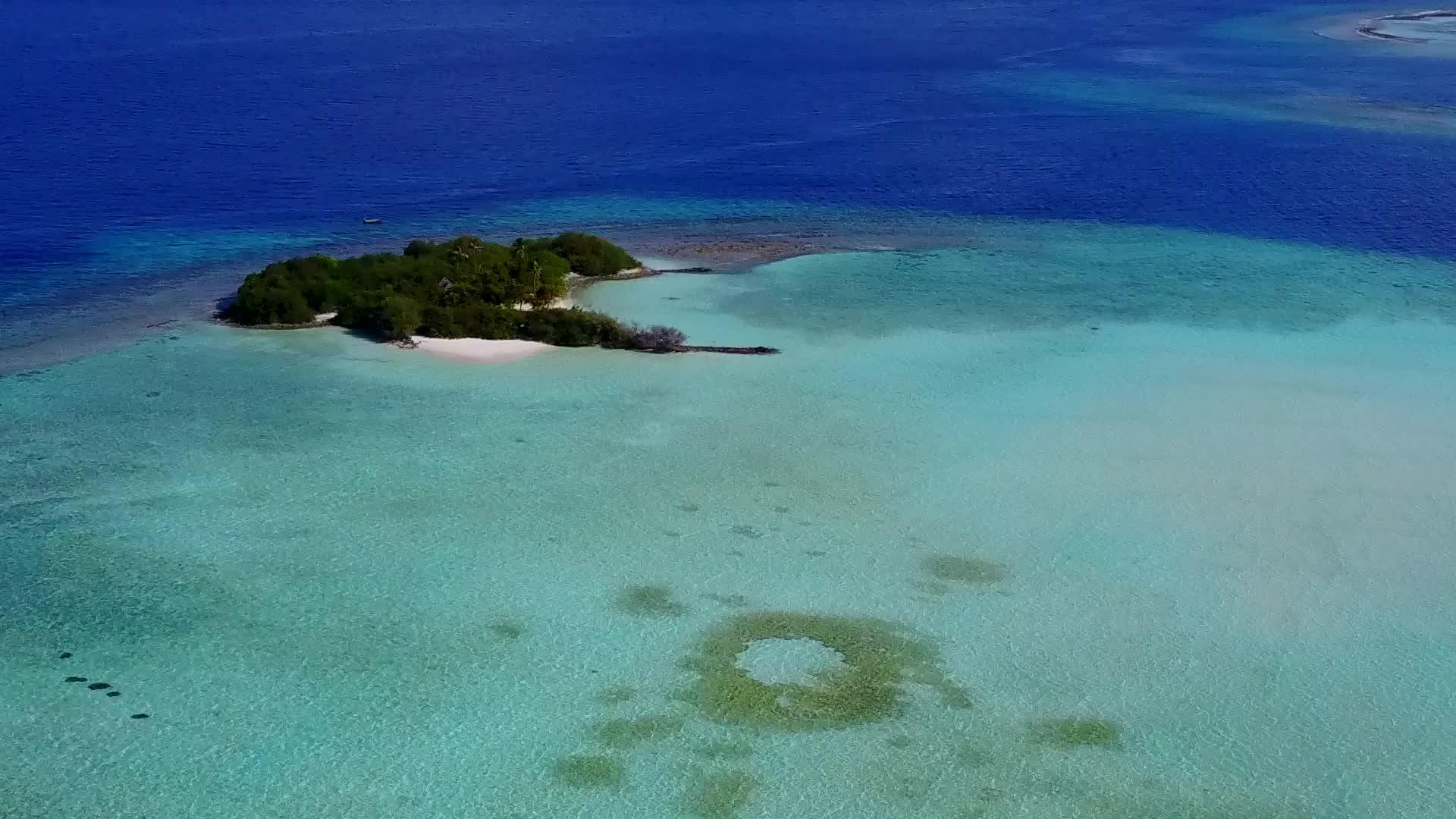 蓝绿水和白色沙滩背景环礁湖海滩假日旅行无人驾驶视频的预览图