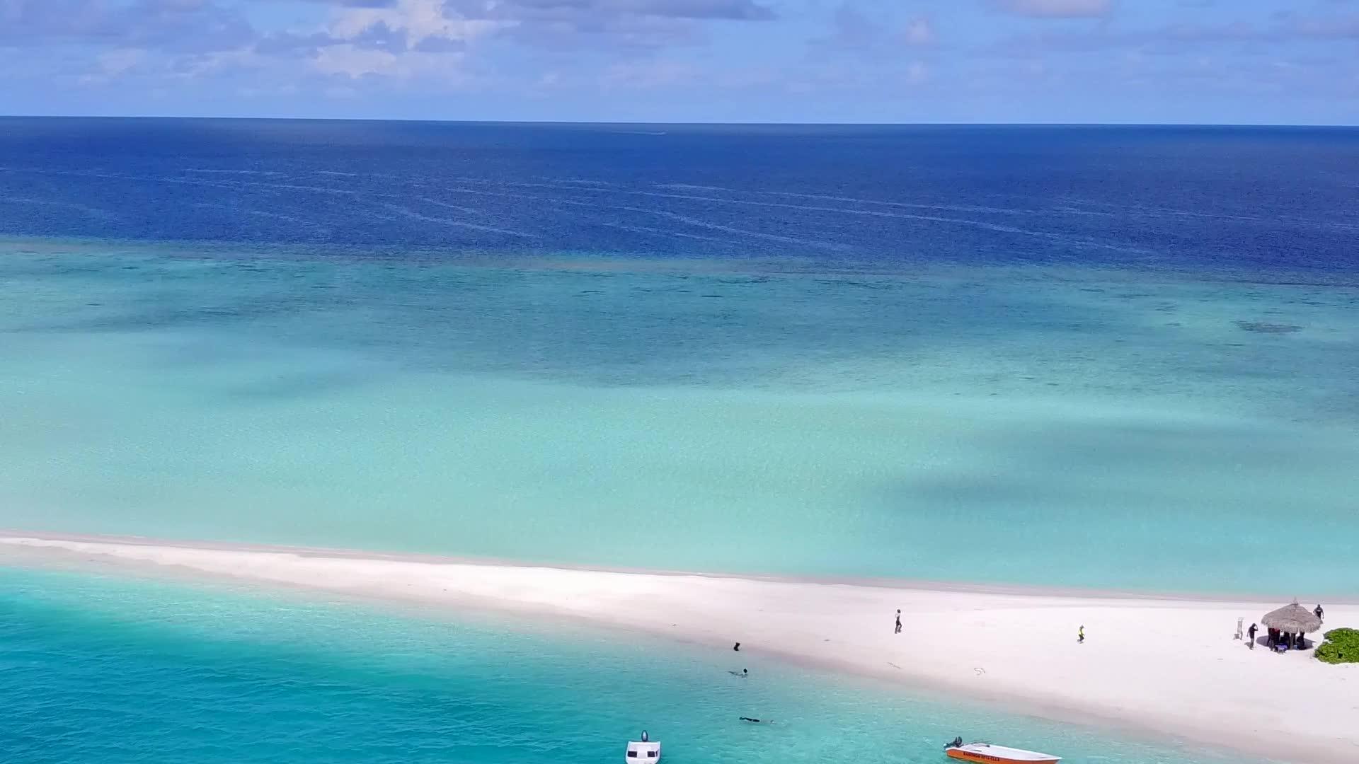 在蓝海和白沙的背景下轻松旅行海滩之旅视频的预览图