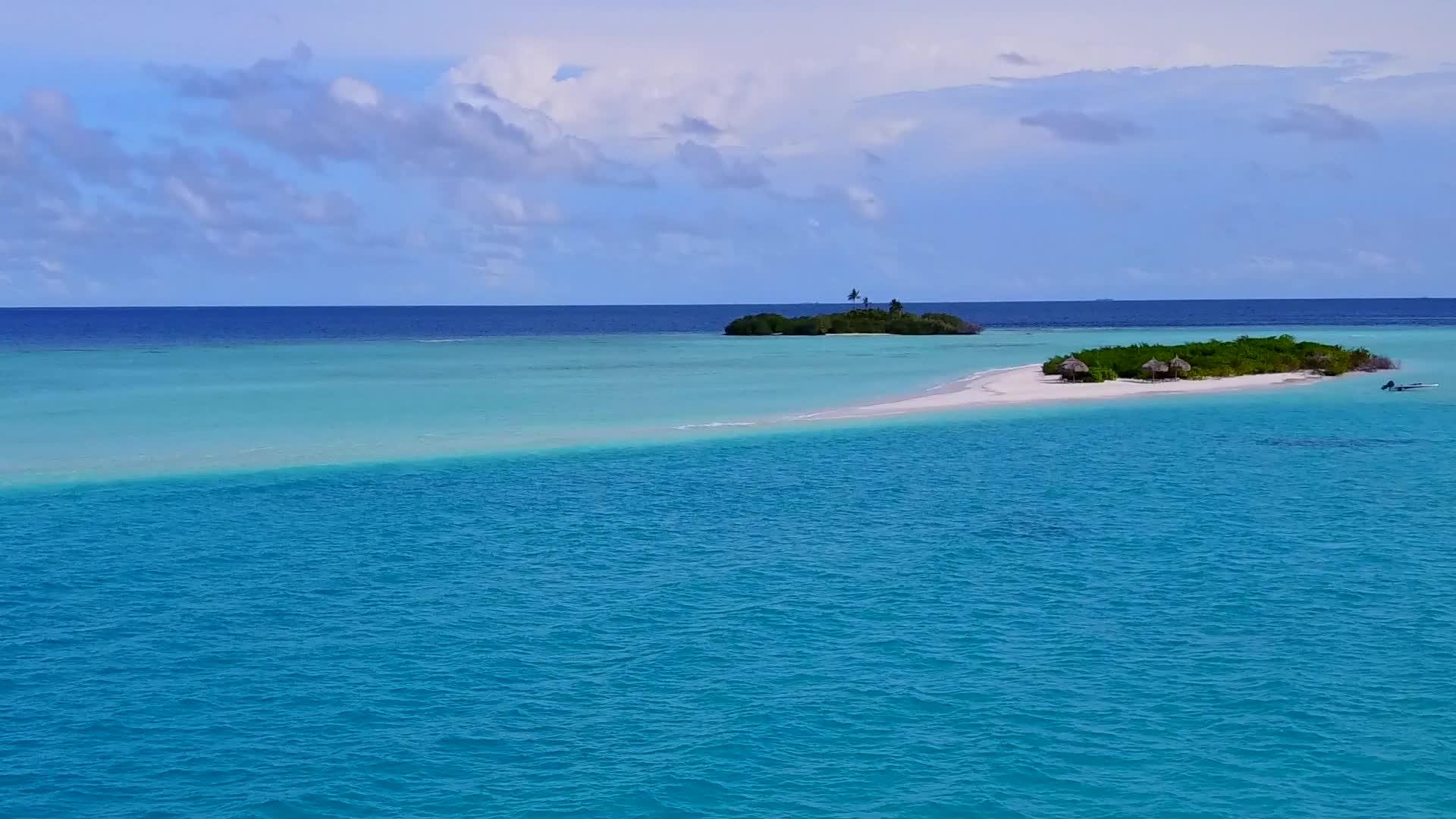 宁湾海滩的假日空中伴随着水蓝环礁湖和干净的沙滩背景视频的预览图