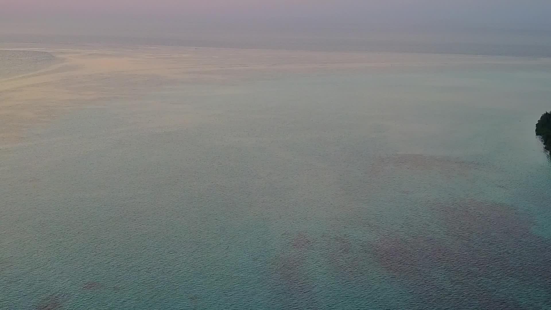 绿松石海洋和明亮的沙滩背景完美的海岸海滩之旅视频的预览图