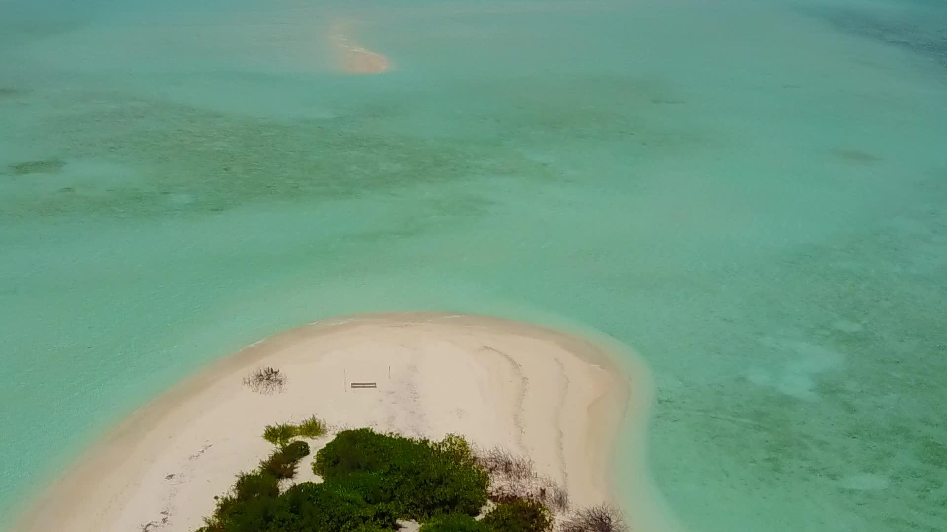 豪华海景海景以蓝海和白沙为背景在海滩上航行视频的预览图