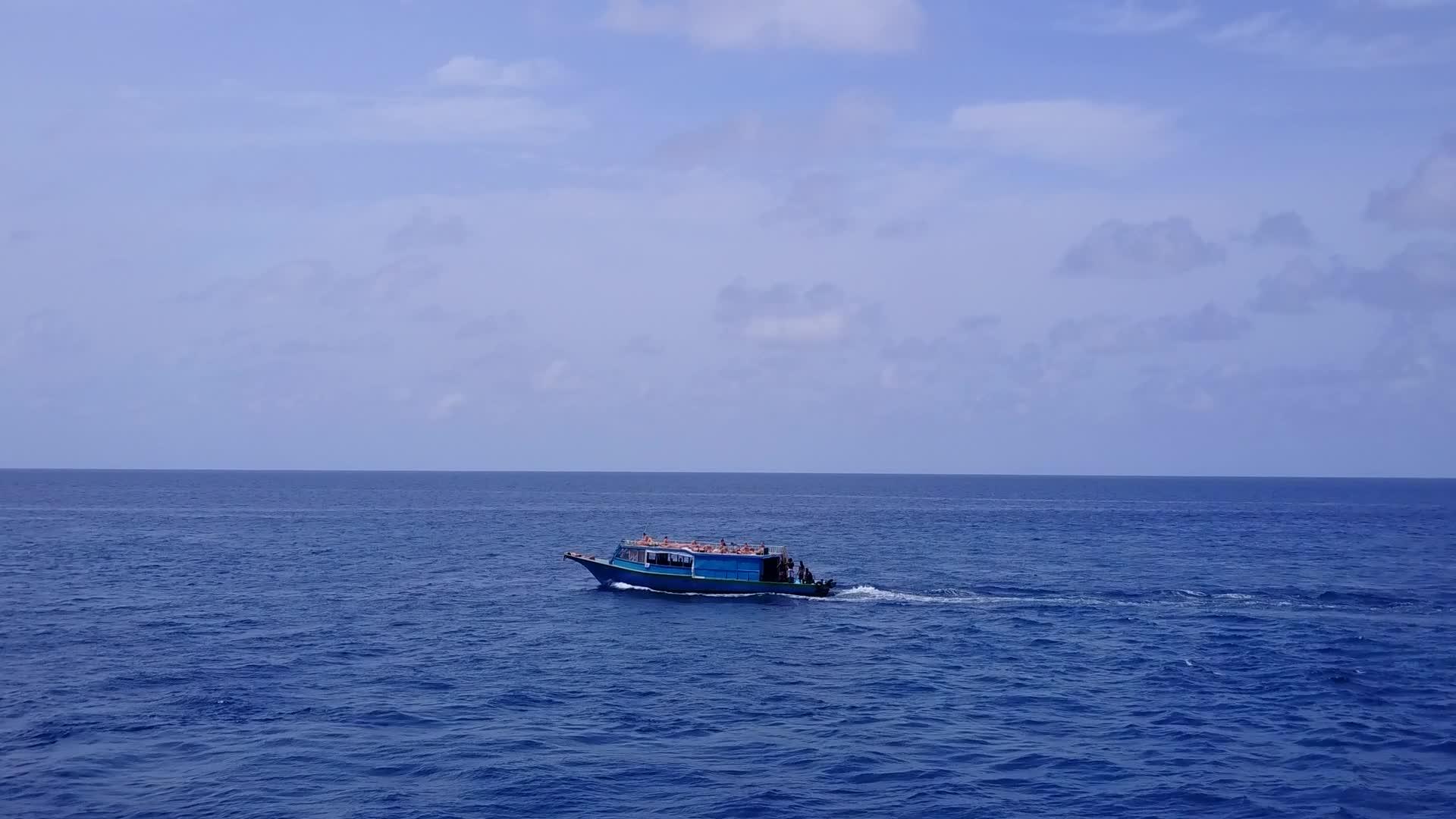 空中无人飞机在蓝海上飞行视频的预览图