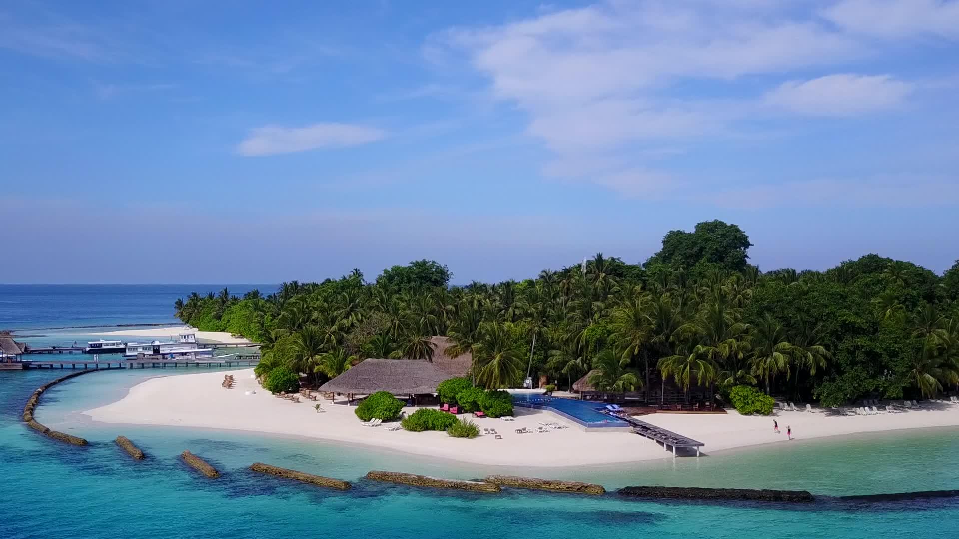 蓝绿色的水和白色的沙滩背景视频的预览图