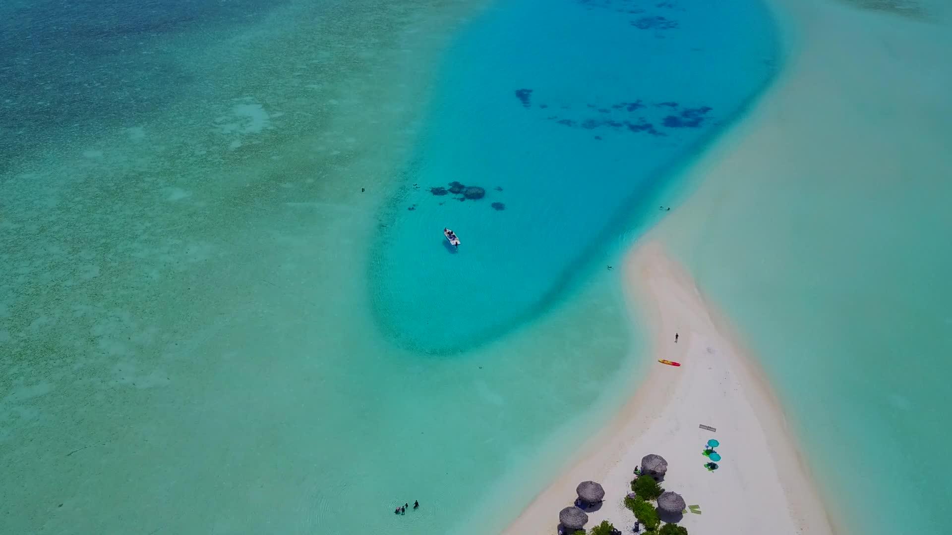 蓝海白沙底蓝海豪华海湾海滩假日无人驾驶飞机视频的预览图