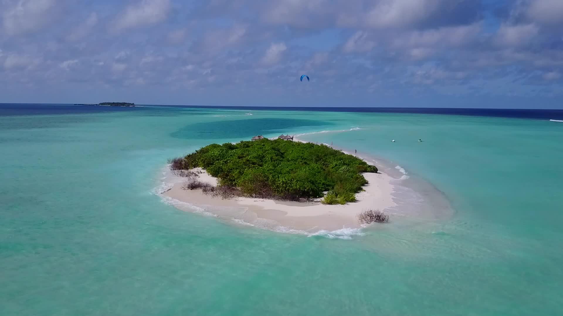 蓝海和白沙的背景是蓝海和白沙的背景无人驾驶在空中飞行视频的预览图