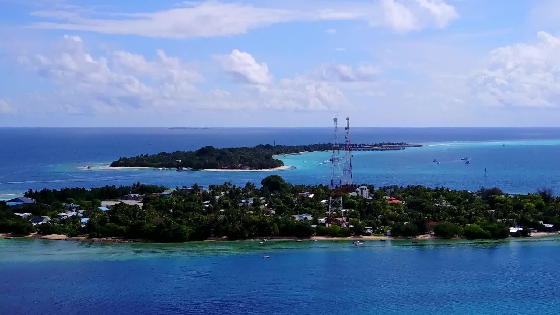 蓝色环礁湖和白色海滩背景的海洋旅游海滩视频的预览图