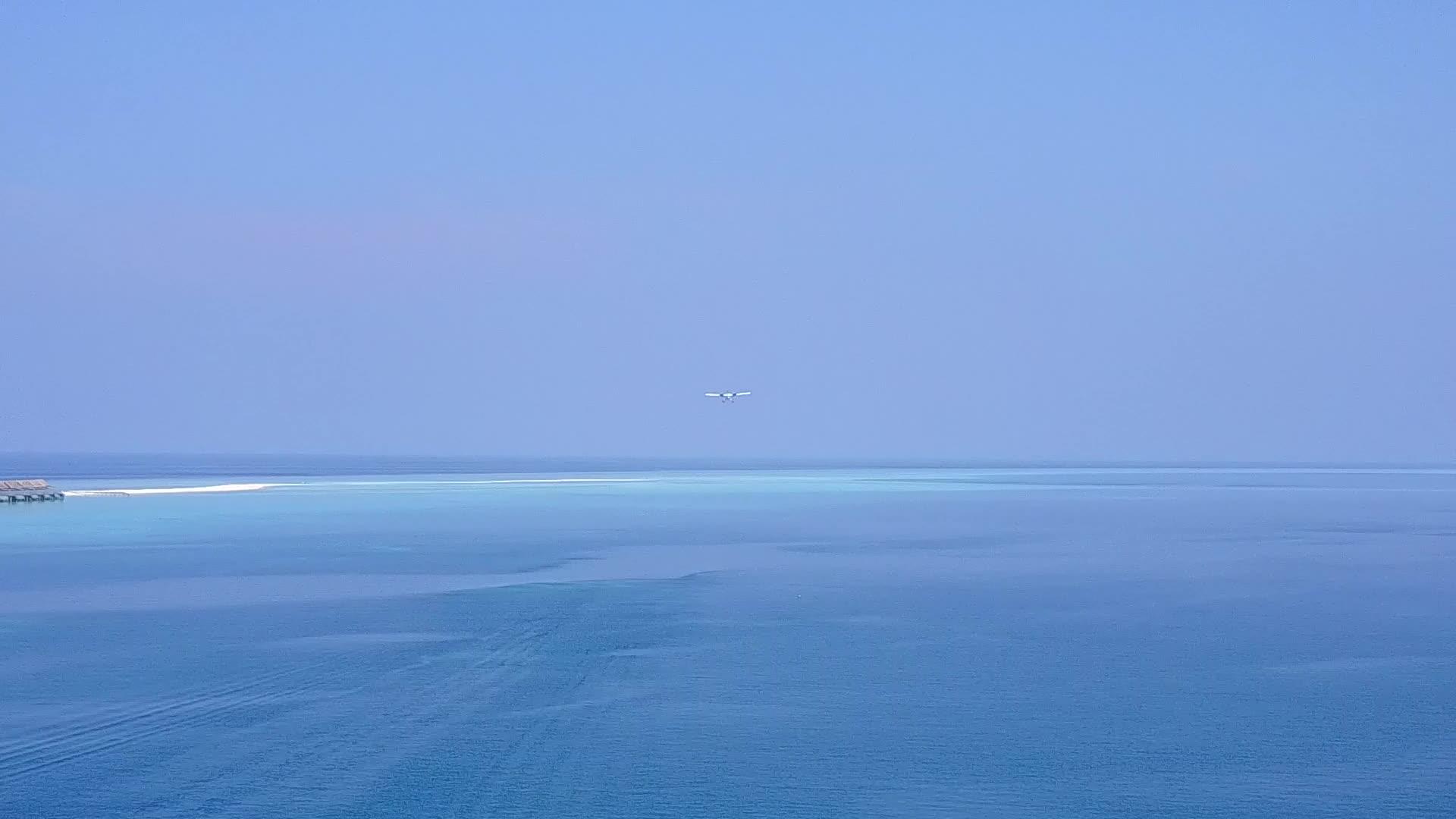 蓝色环礁湖和白色海滩背景的美丽海湾海滩航行无人驾驶视频的预览图