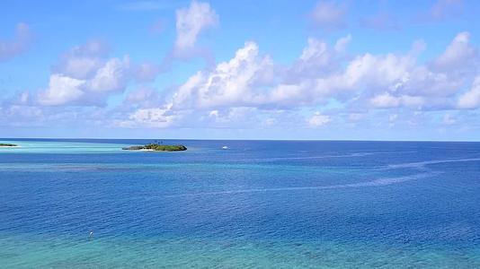 白沙背景水蓝环礁湖海岸野生动物海岸线风景无人驾驶视频的预览图