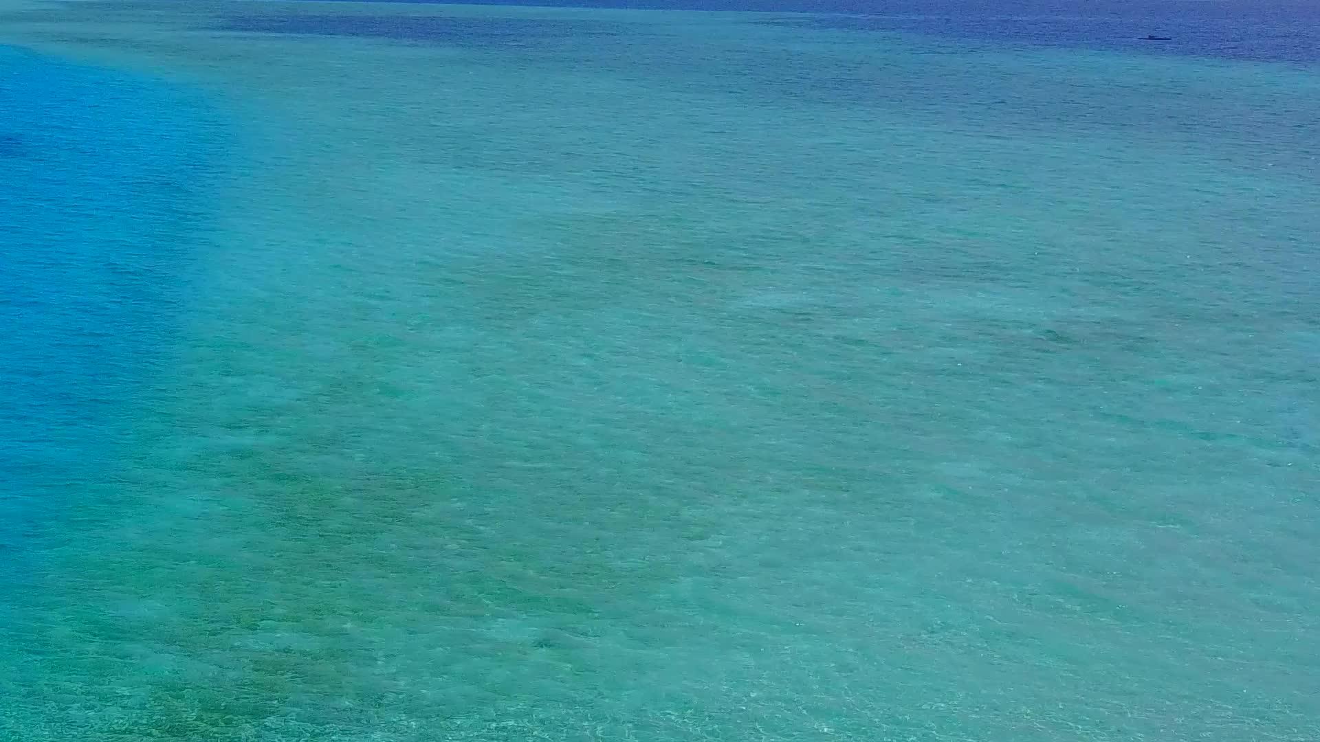 在蓝色海洋和白色海滩的背景下放松海湾海滩的空气视频的预览图