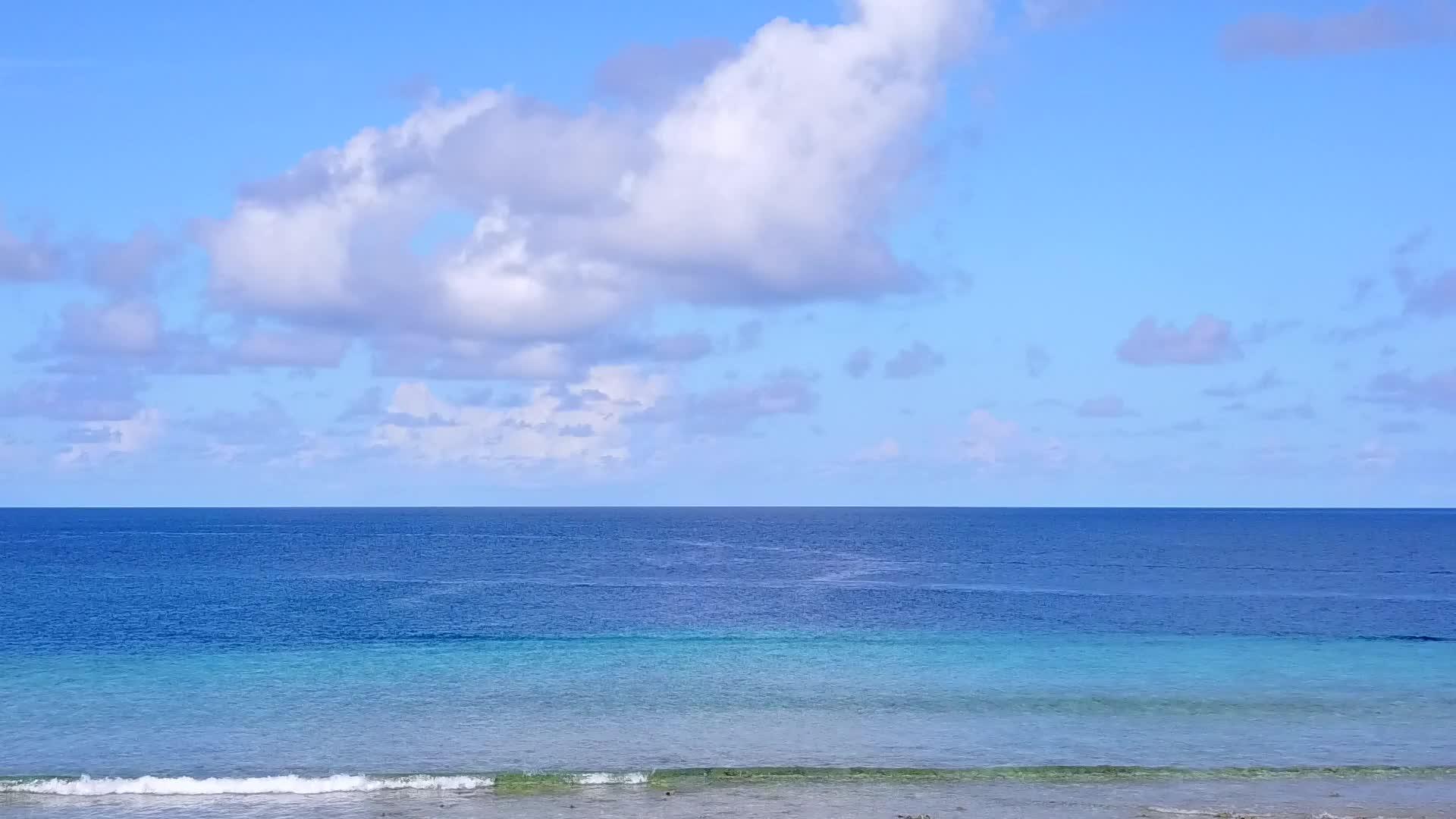 蓝绿海白沙背景下热带海景海滩无人机景观摘要视频的预览图