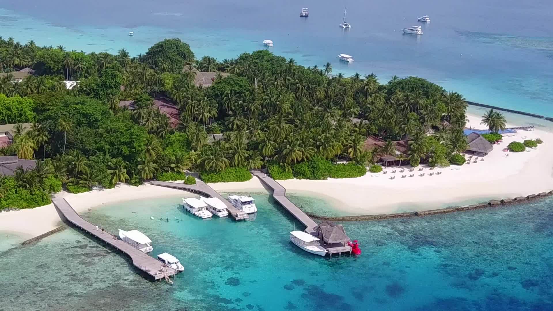 在蓝色海洋和白色海滩的背景下完美的空中无人机在海滩上旅行视频的预览图