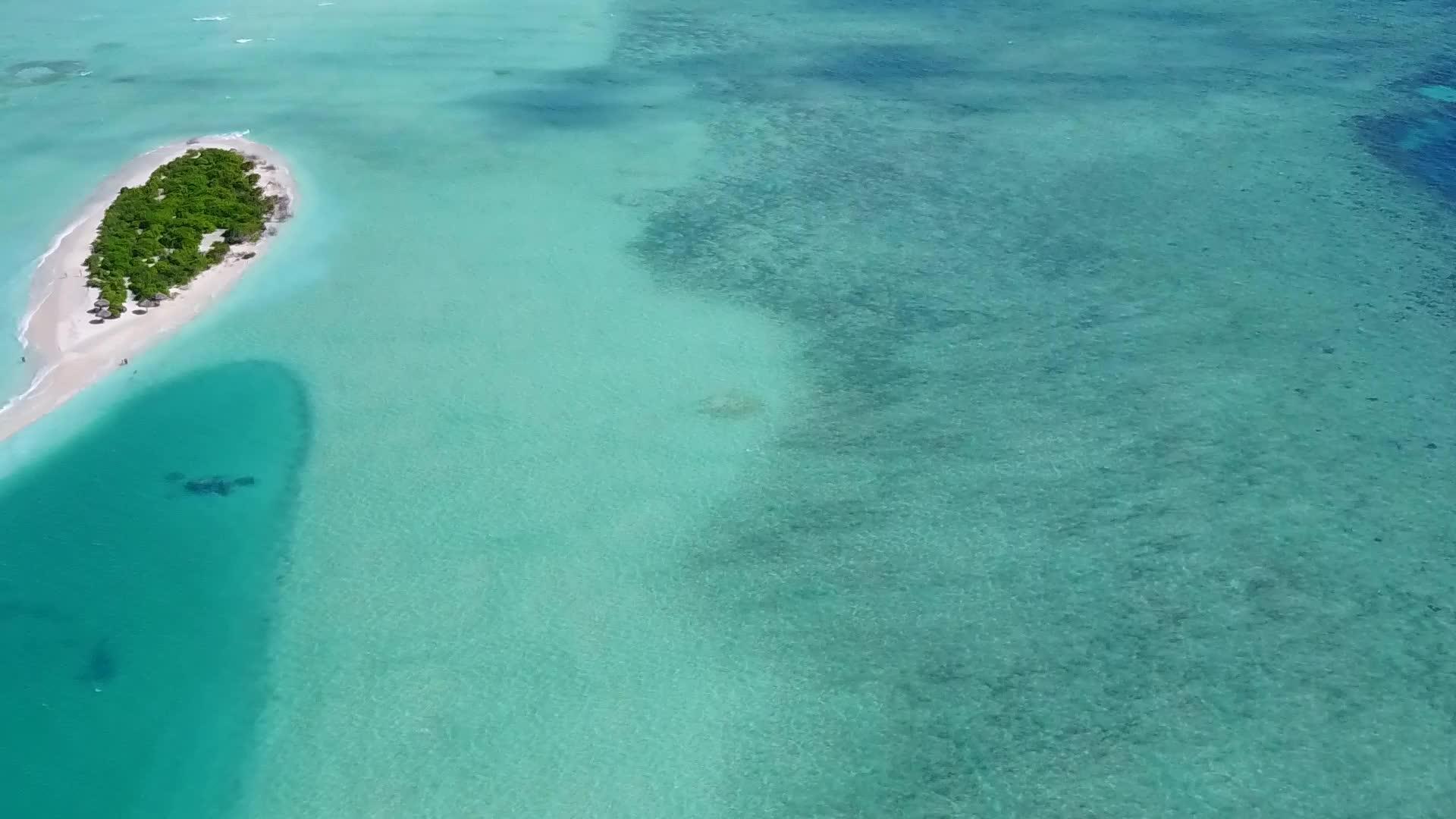 无人驾驶飞机在以蓝水和白沙为背景的海岸海滩旅行中视频的预览图