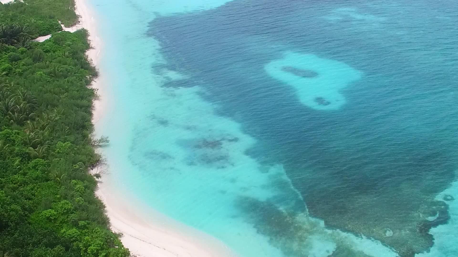 奇怪的海滩风景和以浅沙为背景的蓝色绿色环礁湖航行视频的预览图