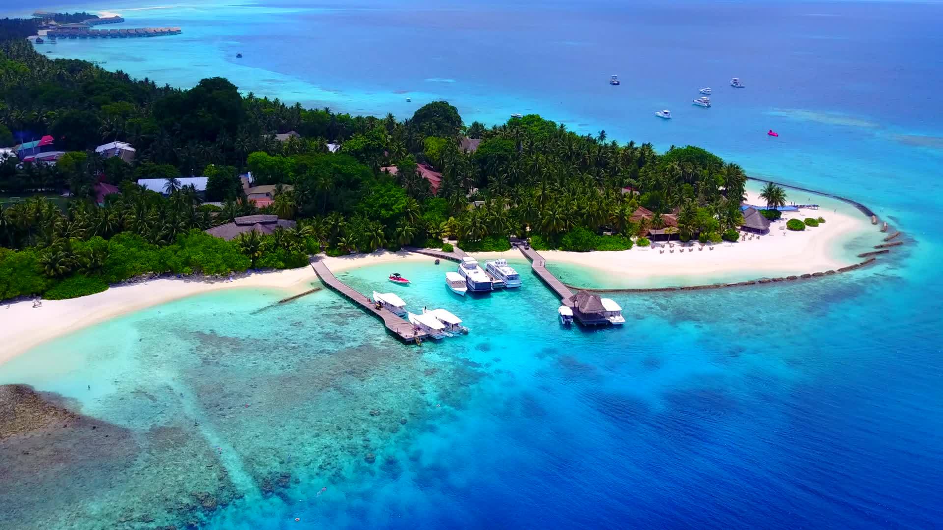 蓝绿色环礁湖和白色沙滩背景的完美海湾海滩航程视频的预览图