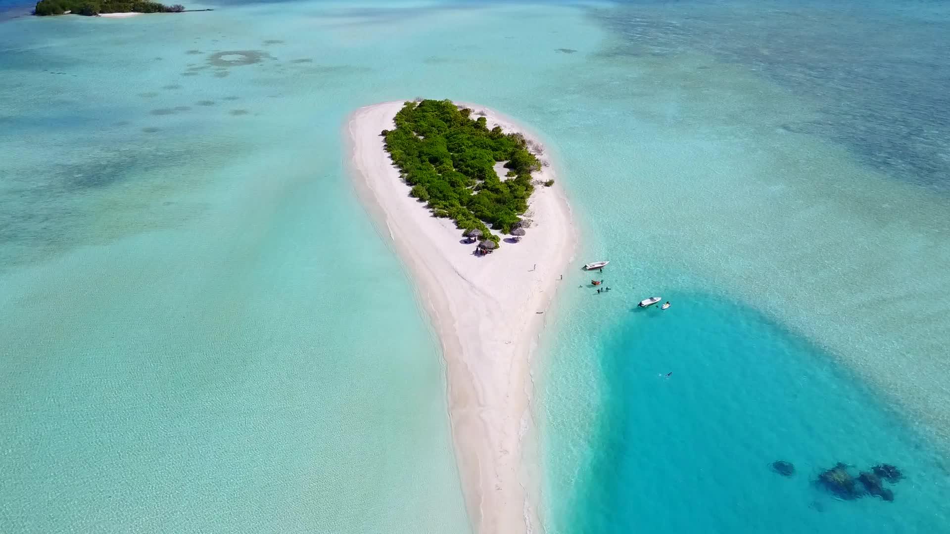 蓝水和白沙背景的异国情调的环礁湖海滩视频的预览图