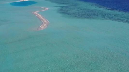 观赏美丽的海景海滩度假风景蓝色环礁湖以白色沙滩为背景视频的预览图
