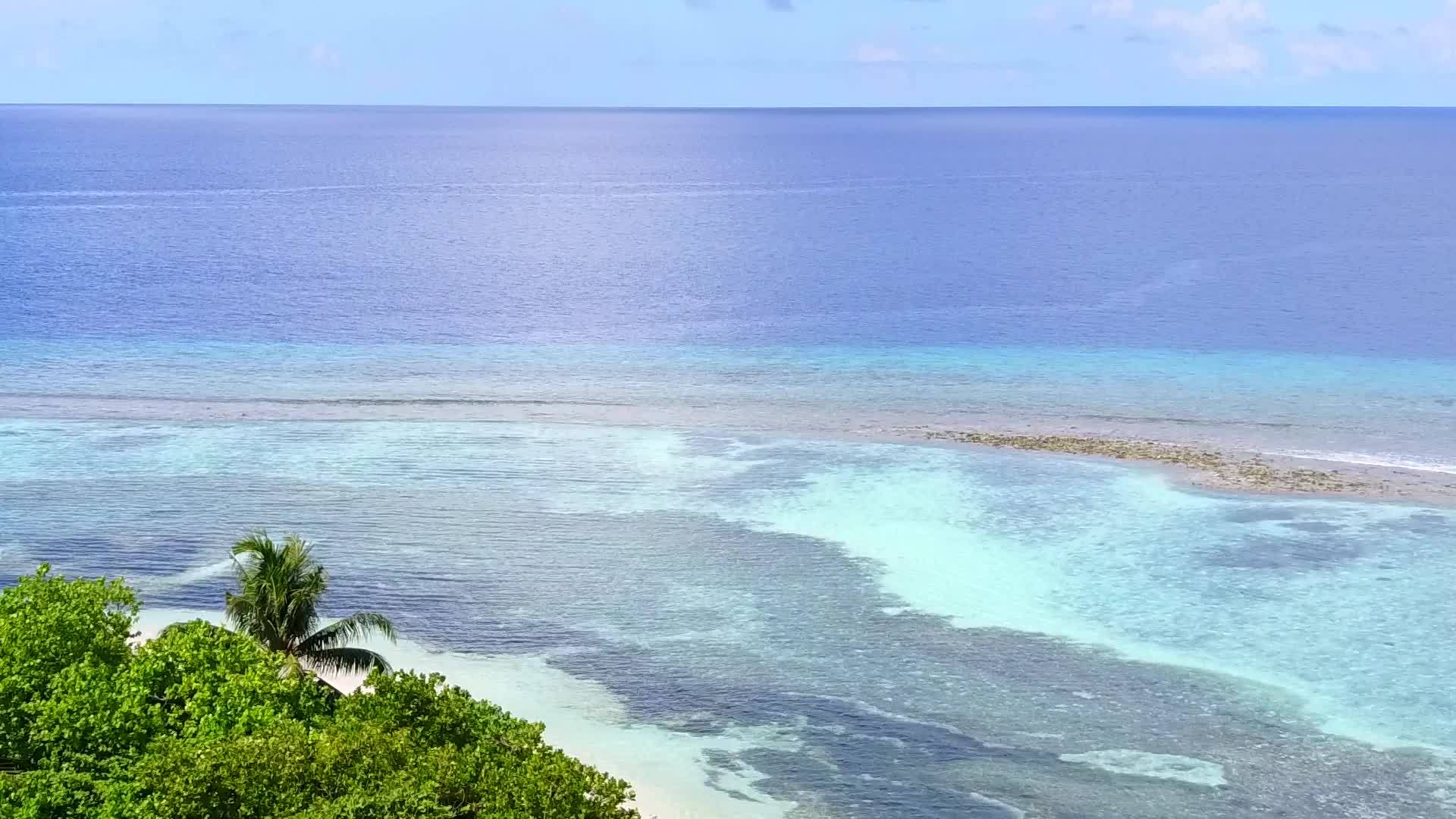 在蓝色的水和白色的沙子背景下完美的旅游海滩之旅视频的预览图