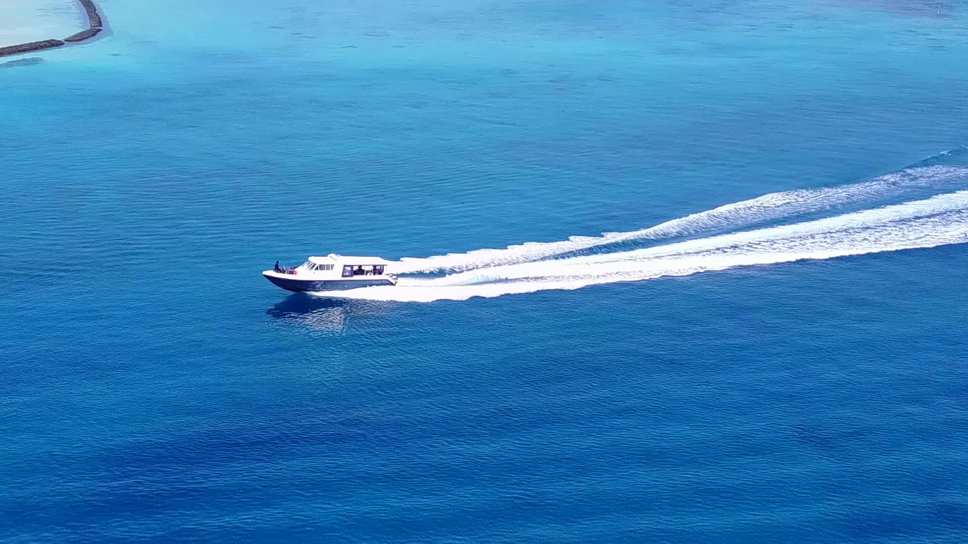 豪华岛海滩时间的空气观过透明的白色沙滩背景水观测视频的预览图