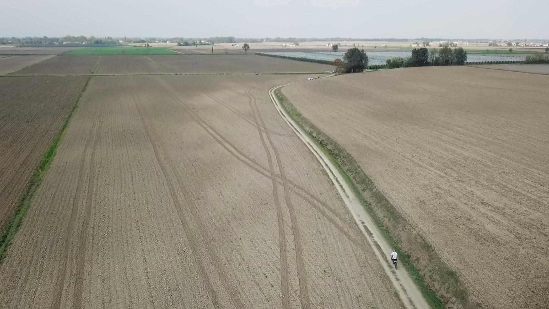 无人驾驶飞机从上面发射了5个空地视频的预览图
