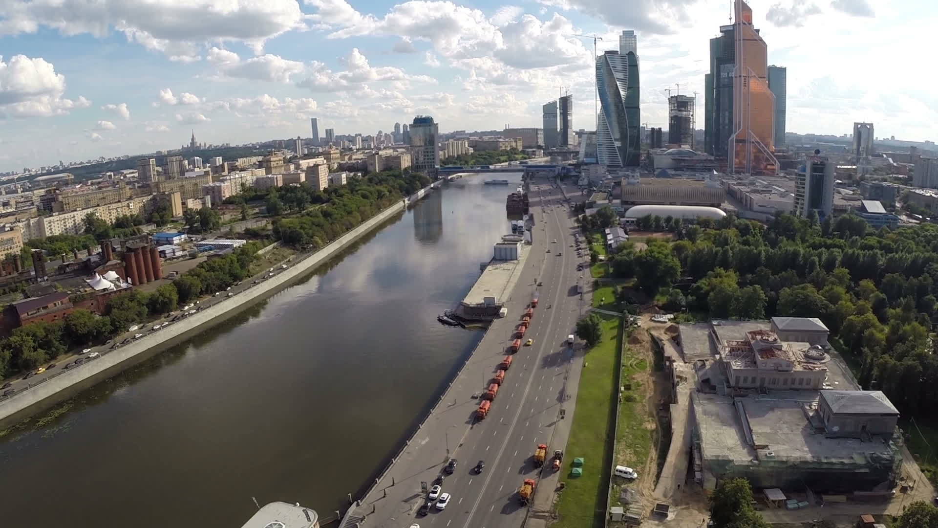 莫斯科城市的天空视图有河流和云空视频的预览图
