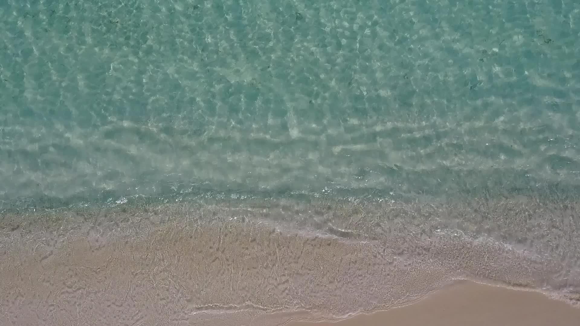 白沙背景蓝海天堂海滨沙滩冒险无人机风景视频的预览图