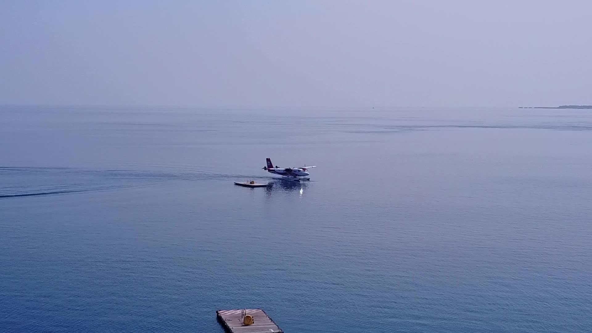 以环礁湖和白色沙滩的清澈背景为例自由放松岛屿海滩生活视频的预览图