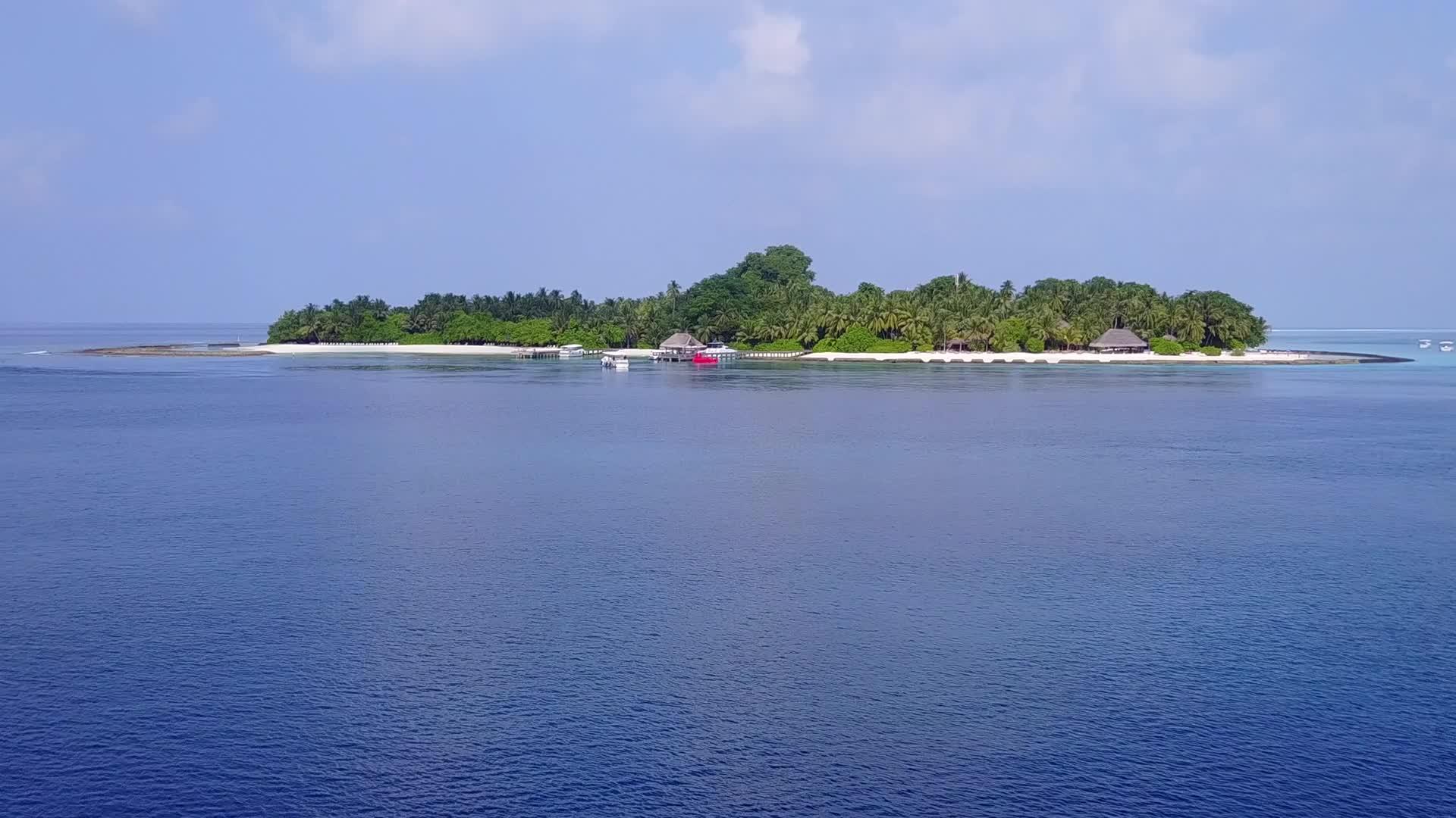 完美的岛屿海滩海滩采用蓝绿水和白沙土背景的蓝绿水视频的预览图