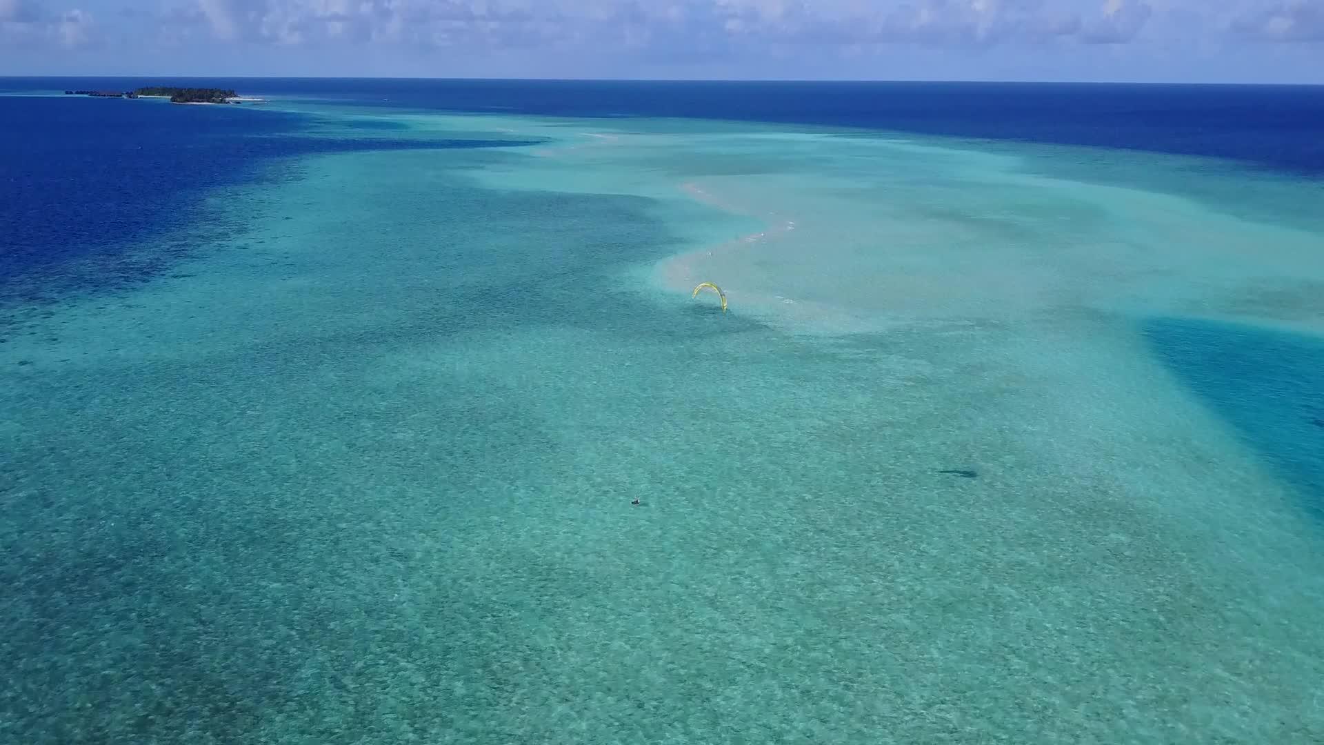 以蓝海和白沙为背景放松环礁湖海滩假日的空气性质视频的预览图