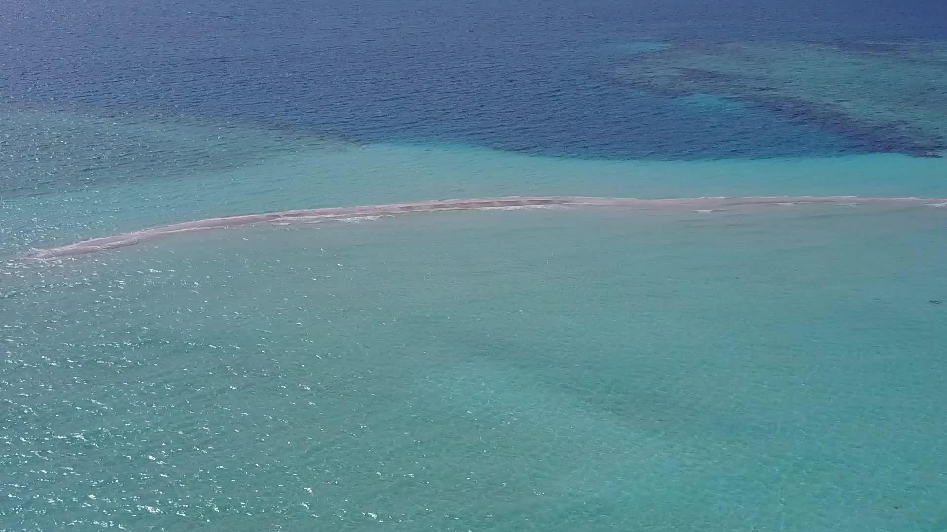 观察安静海岸海滩时间的天空清理沙土背景的浅礁湖视频的预览图