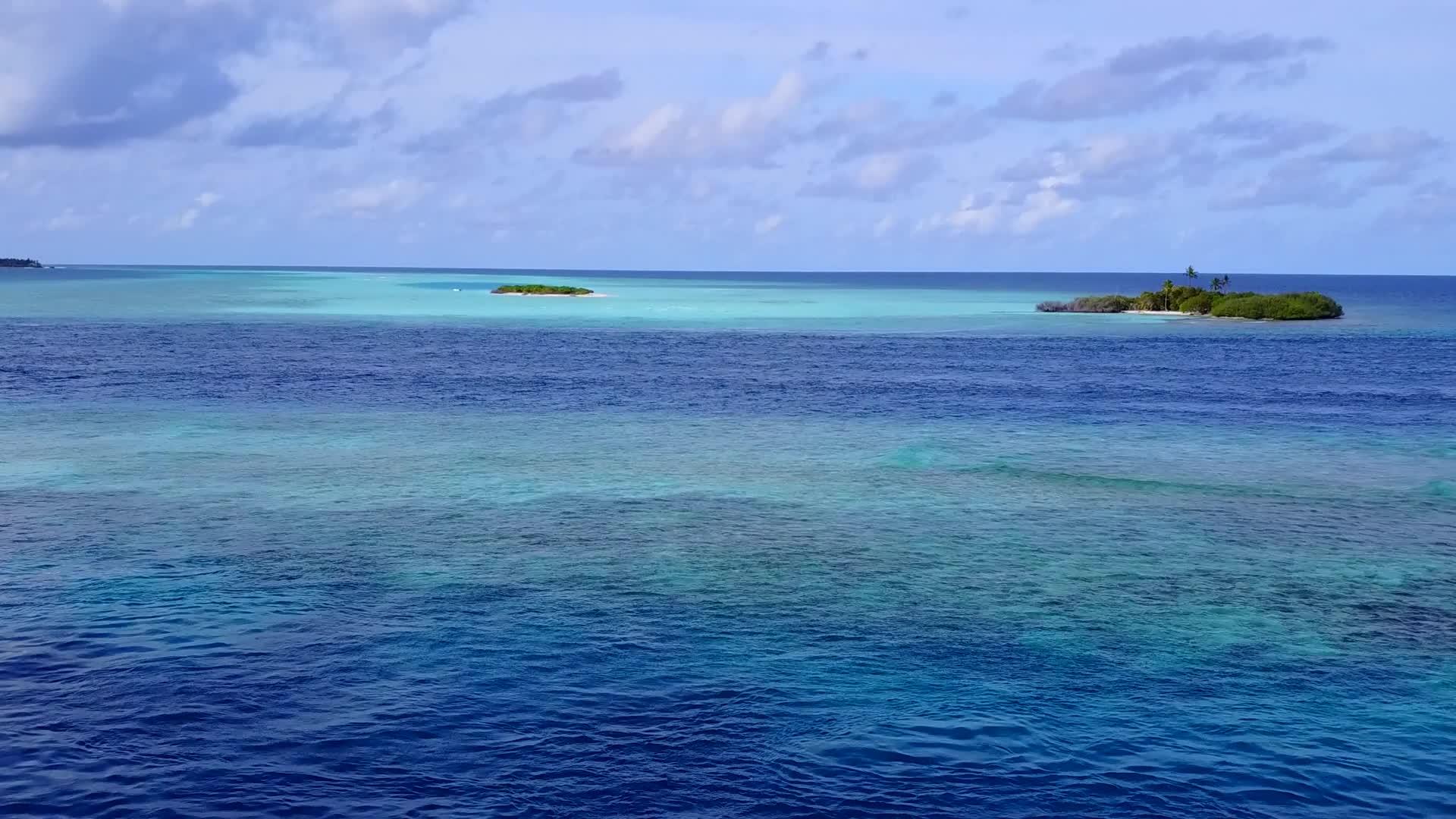 白色沙滩背景蓝色绿色海洋豪华海滩冒险无人机天空视频的预览图