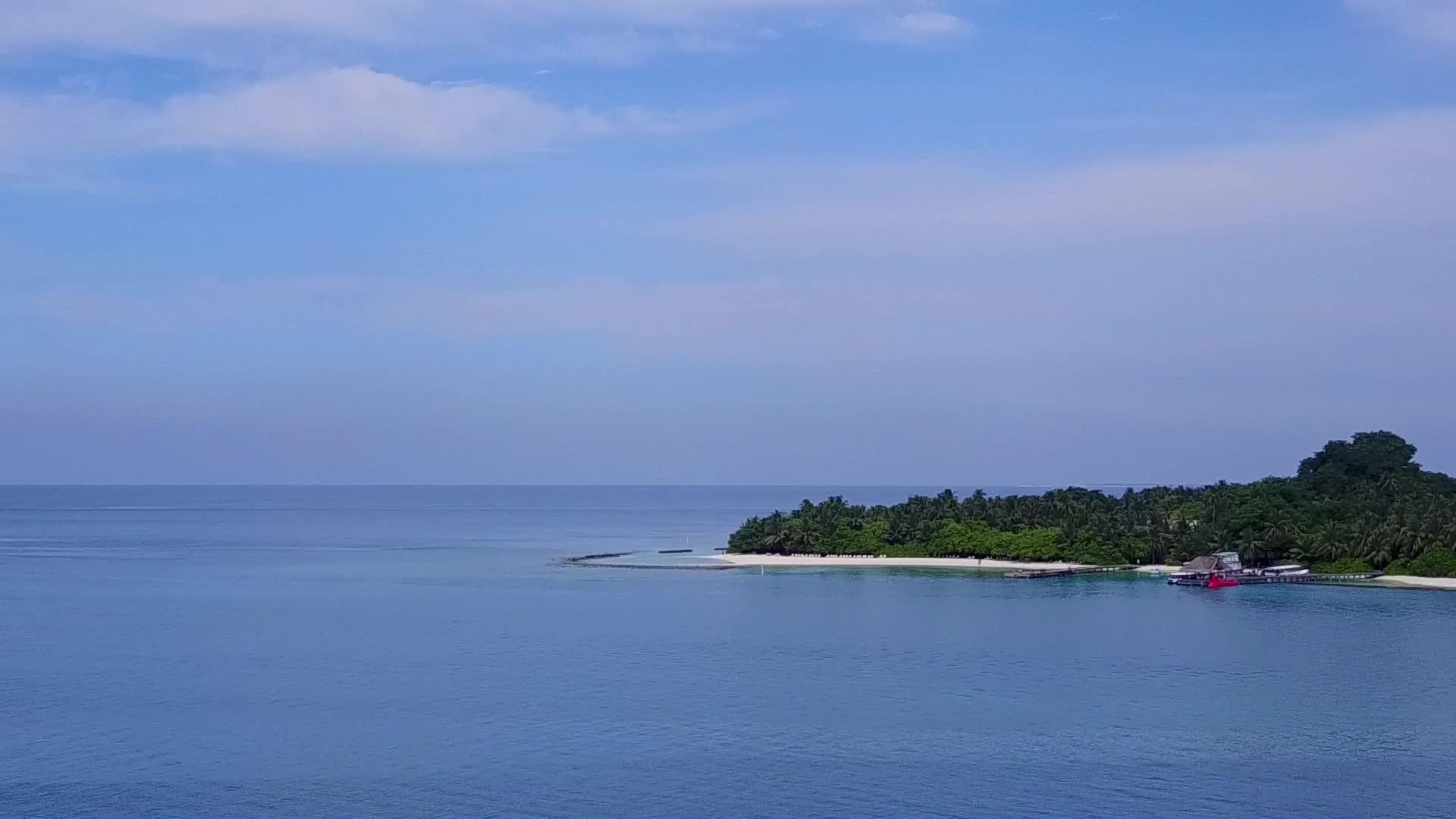 蓝色海洋和白色沙底蓝色海洋喜剧旅游海滩时空观看摘要视频的预览图