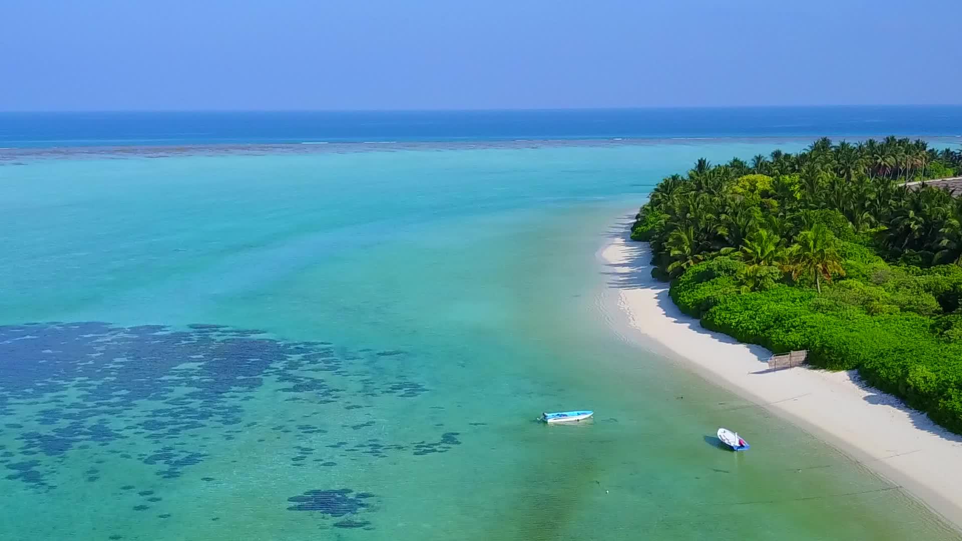 清澈的海洋和宁静的岛屿的白色海滩视频的预览图