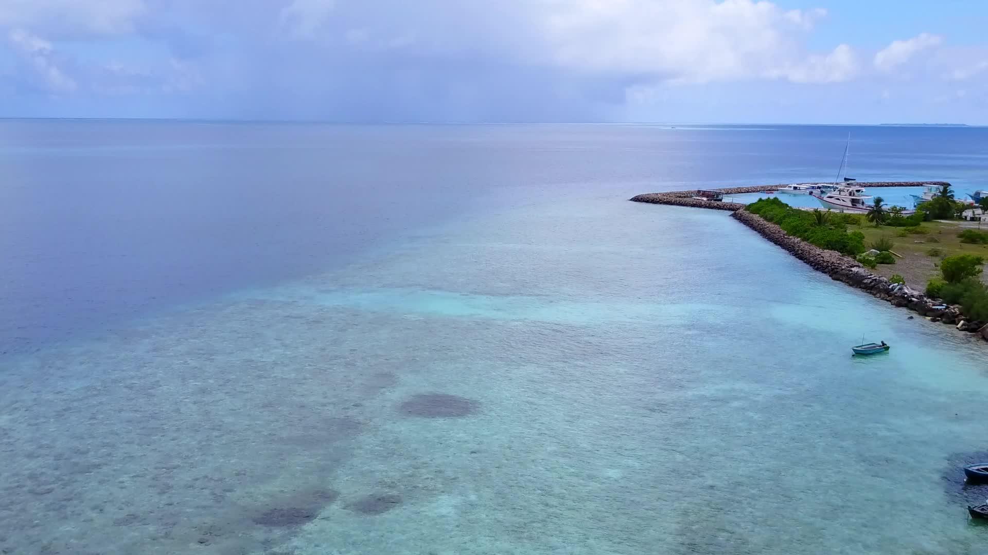 蓝海和白色色沙滩为背景的外国湾海滩假日空中无人驾驶飞机旅行视频的预览图