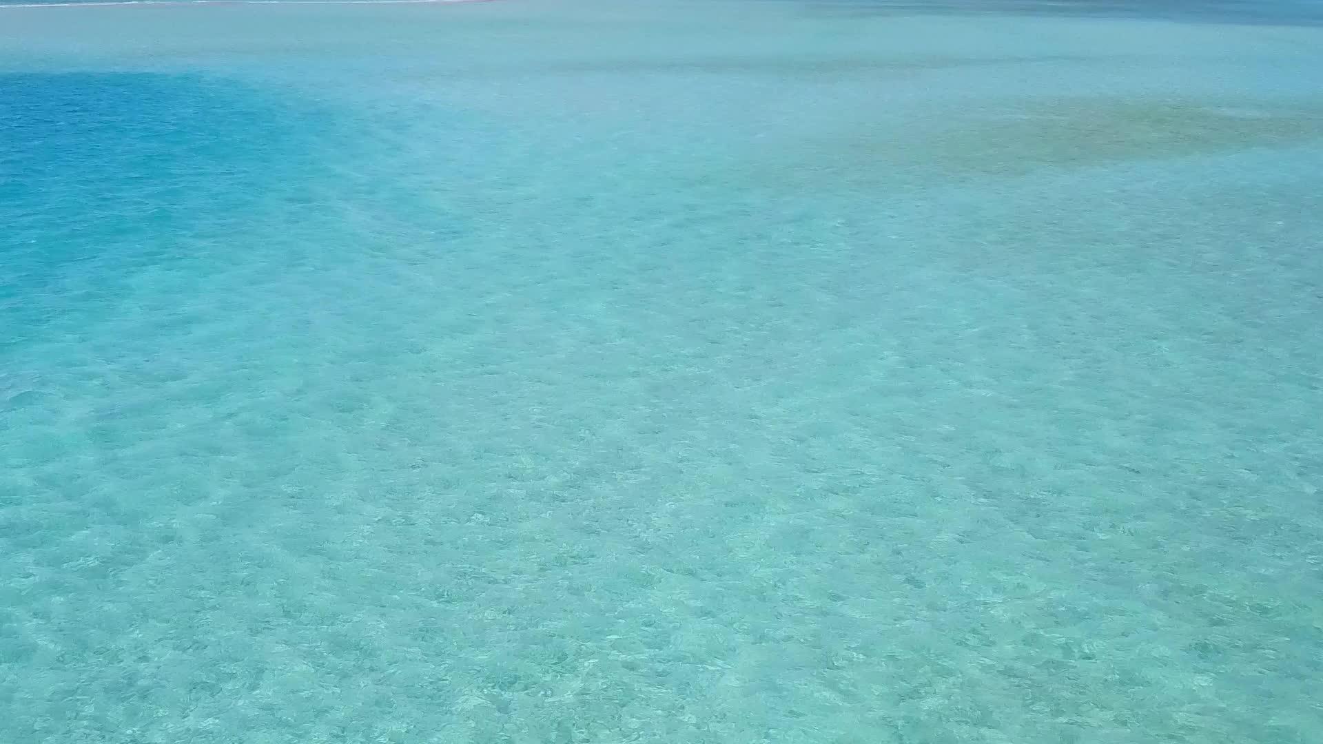 在蓝海和白沙的背景下安静的旅游海滩探索无人机纹理视频的预览图