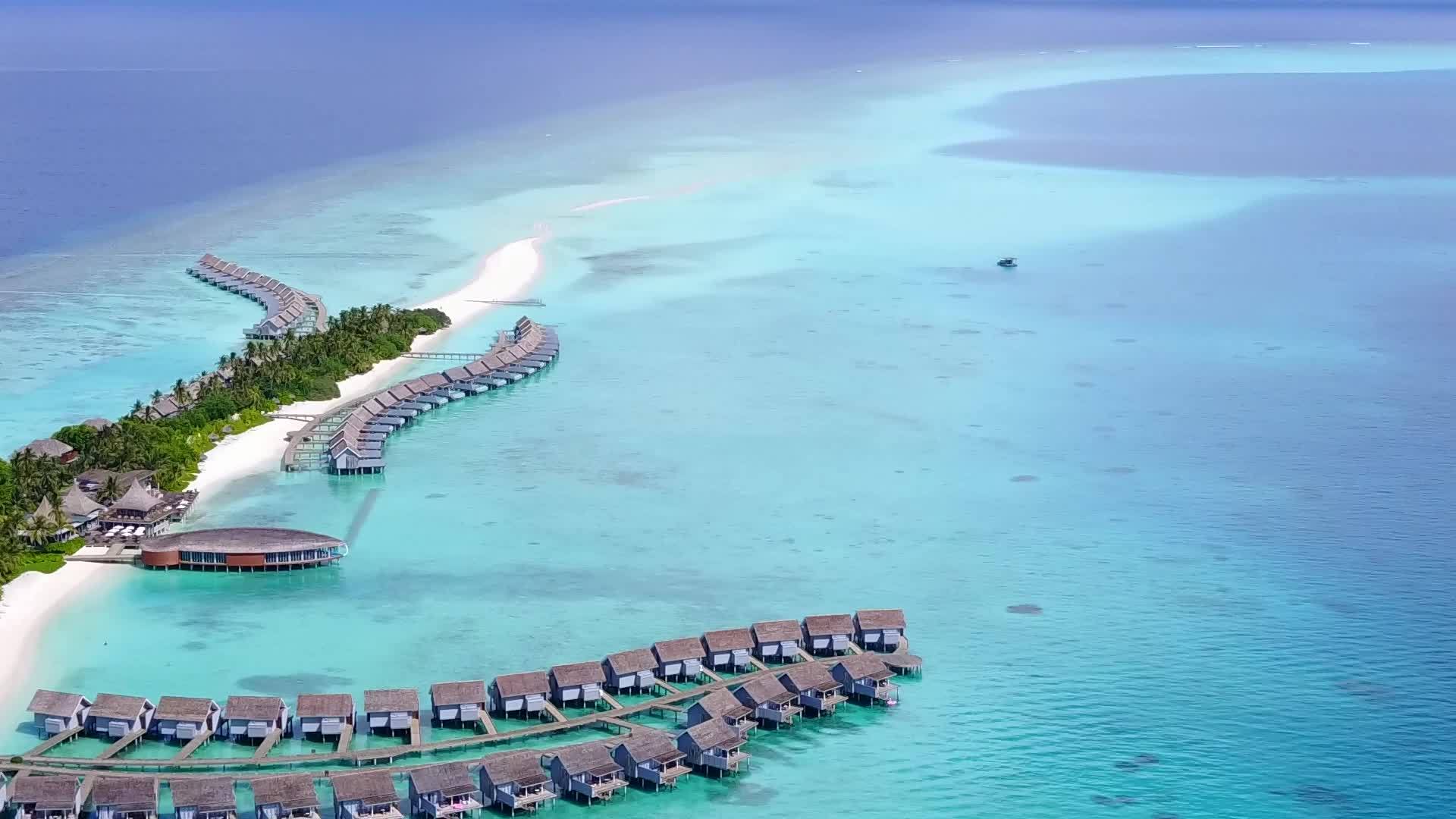 观赏美丽的旅游海滩蓝水和浅沙背景的蓝色海滩视频的预览图