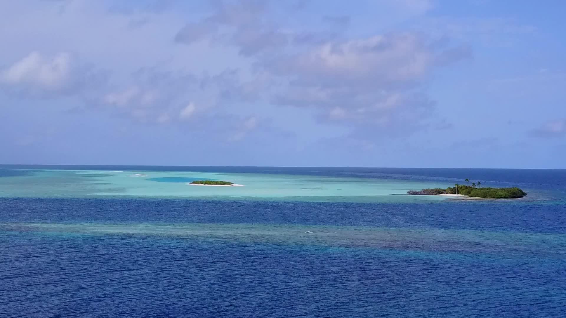 海岸海滩冒险以蓝环礁湖和白色沙沙为背景视频的预览图
