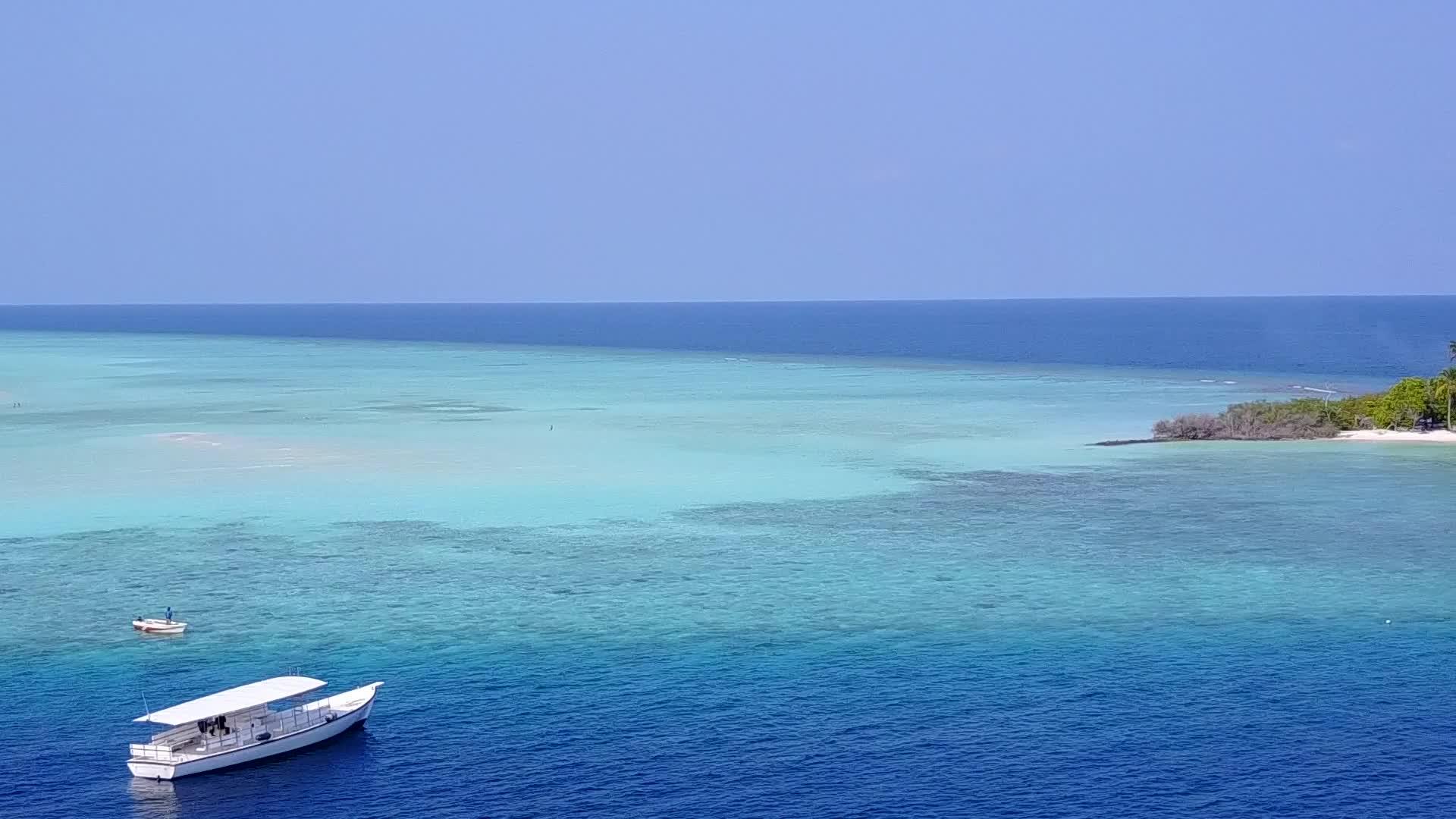 清澈的海洋和宁静的岛屿的白色海滩视频的预览图