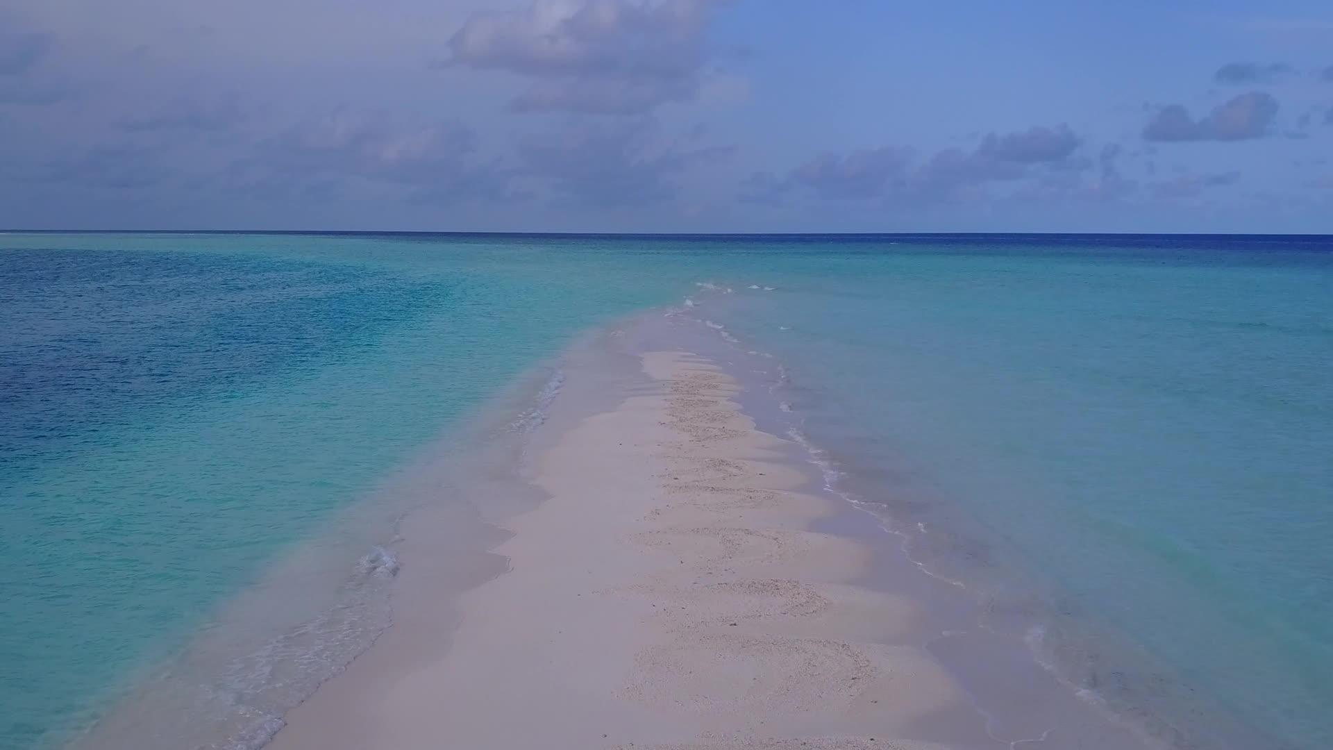 蓝海和白色沙底蓝海天堂度假胜地海滩野生生物空中无人驾驶视频的预览图